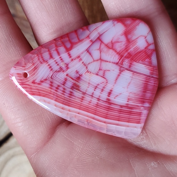 New Red White Dragon Veins Agate Shield Pendant. - Picture 5 of 7
